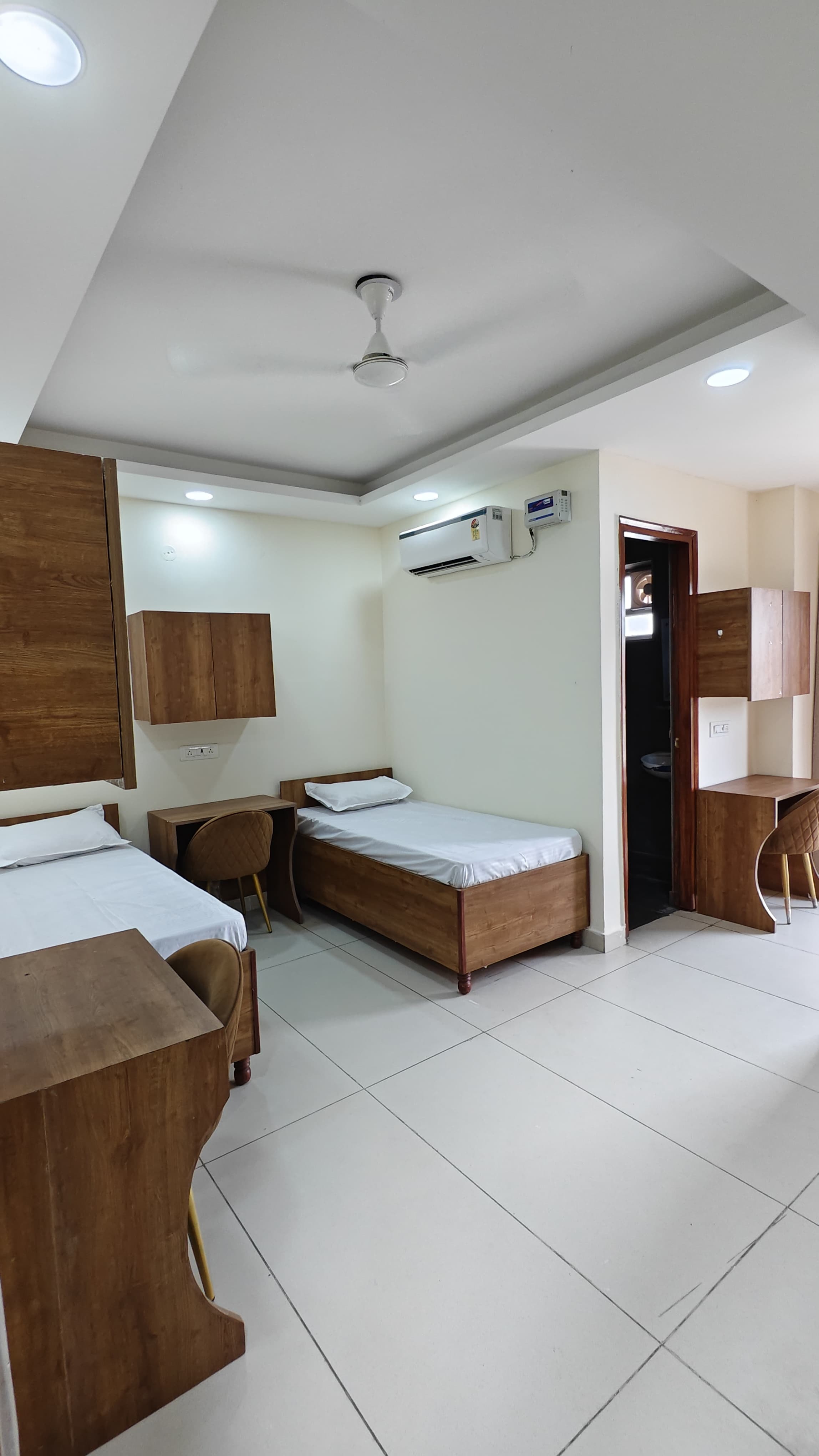 Air-conditioned twin room at Aden Homez with study desks